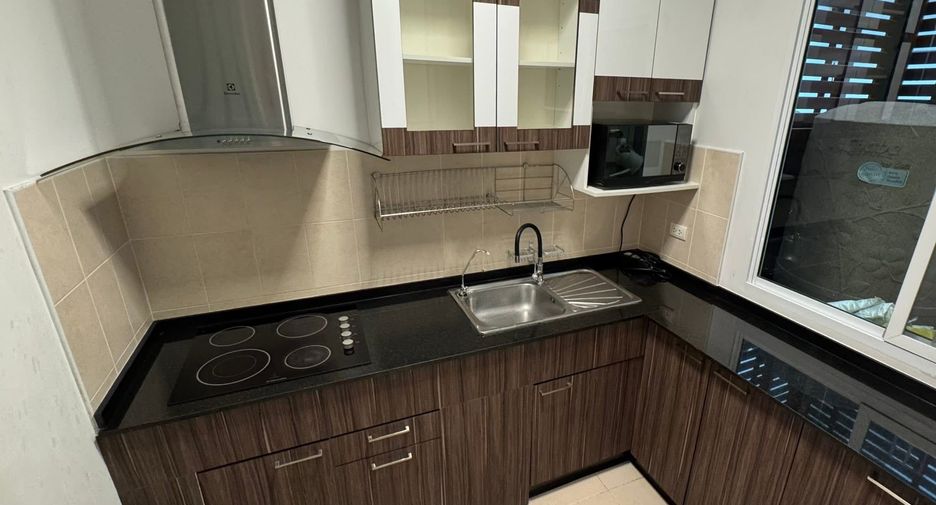 For rent 3 bedrooms townhouse in Chom Thong, Bangkok