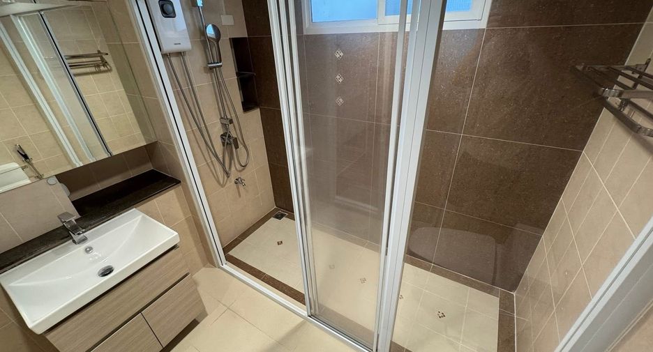 For rent 3 bedrooms townhouse in Chom Thong, Bangkok