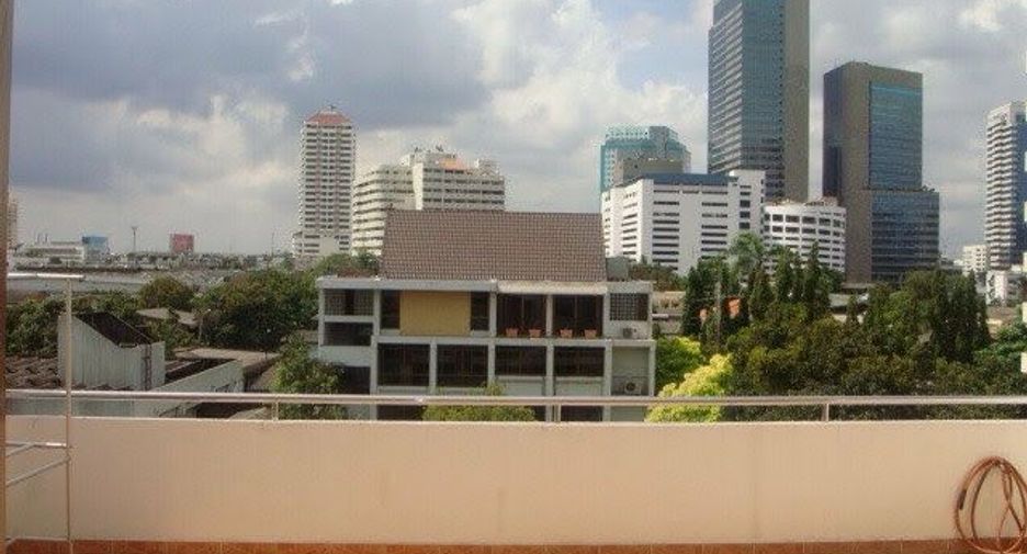 For rent 4 bedrooms house in Khlong Toei, Bangkok