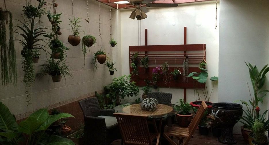 For rent 4 bedrooms house in Khlong Toei, Bangkok