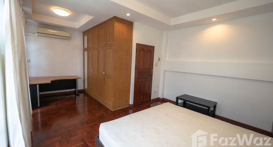 Casa adosada en alquiler de 5 habitaciones en Watthana, Bangkok