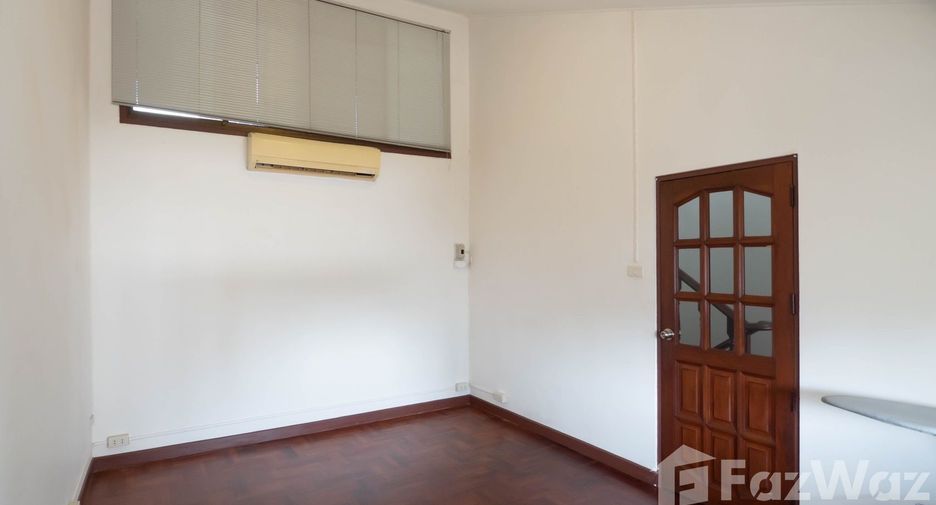 Casa adosada en alquiler de 5 habitaciones en Watthana, Bangkok