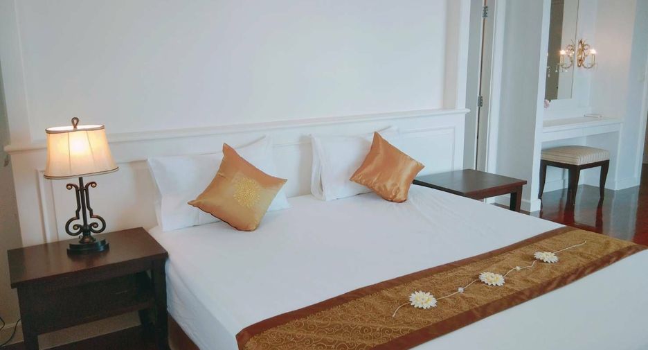 For rent 4 bedrooms condo in Watthana, Bangkok