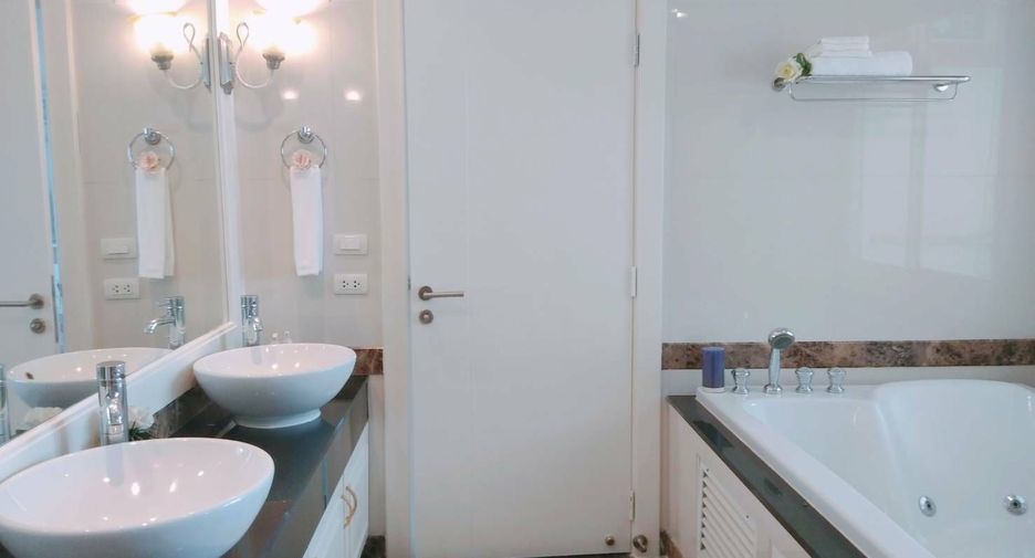 For rent 4 bedrooms condo in Watthana, Bangkok