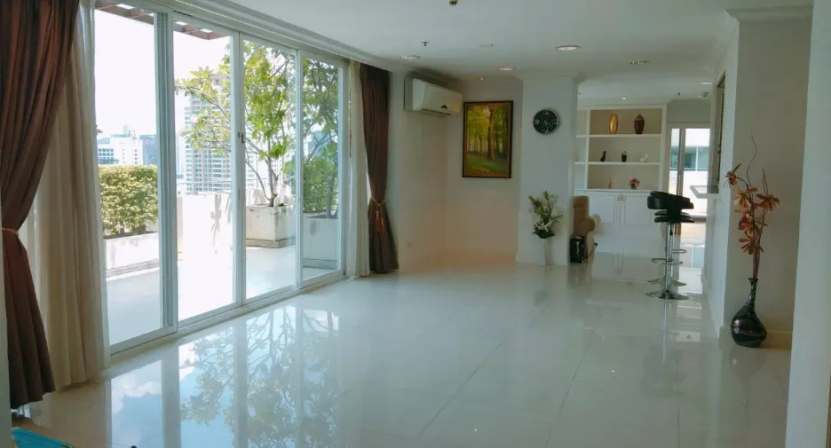 For rent 4 bedrooms condo in Watthana, Bangkok