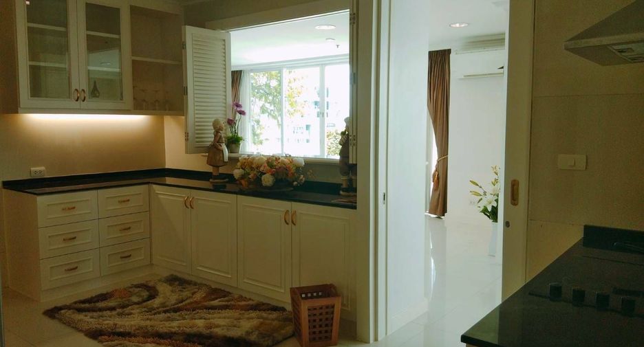 For rent 4 bedrooms condo in Watthana, Bangkok