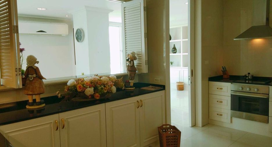 For rent 4 bedrooms condo in Watthana, Bangkok