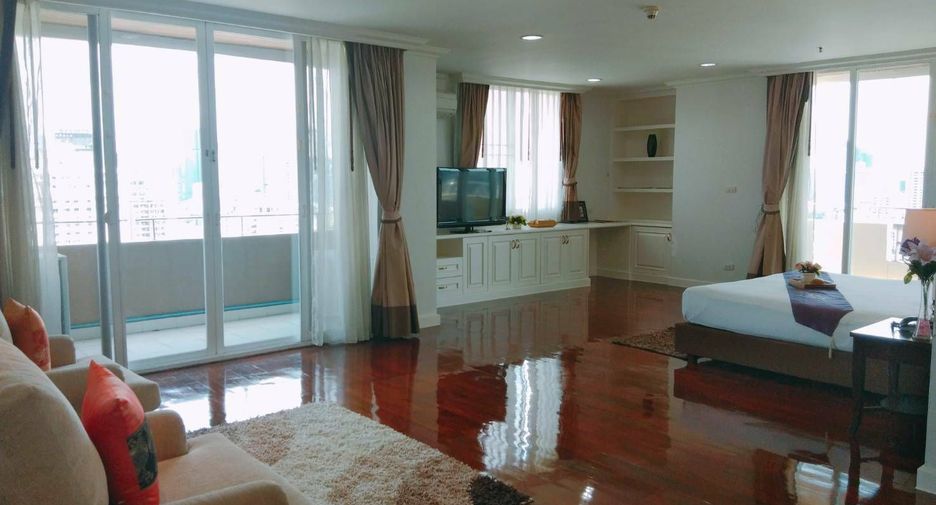 For rent 4 bedrooms condo in Watthana, Bangkok