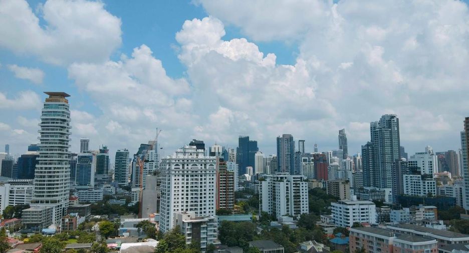 For rent 4 bedrooms condo in Watthana, Bangkok