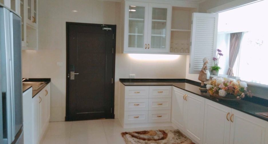 For rent 4 bedrooms condo in Watthana, Bangkok