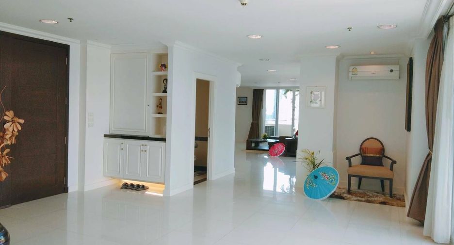 For rent 4 bedrooms condo in Watthana, Bangkok