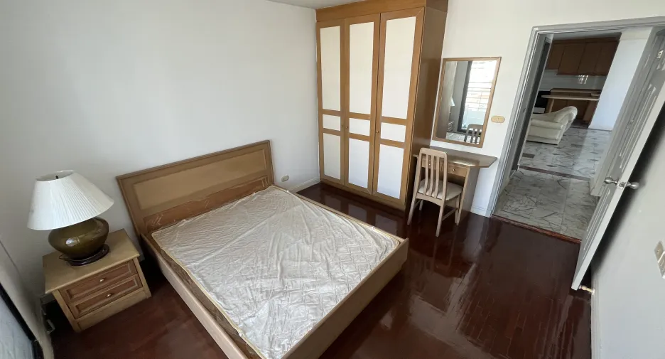 For rent 3 bedrooms apartment in Sathon, Bangkok