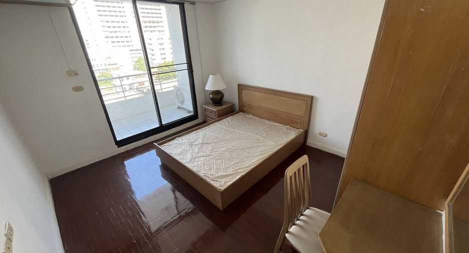 For rent 3 bedrooms apartment in Sathon, Bangkok
