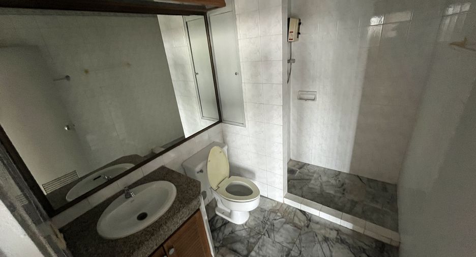 For rent 3 bedrooms apartment in Sathon, Bangkok