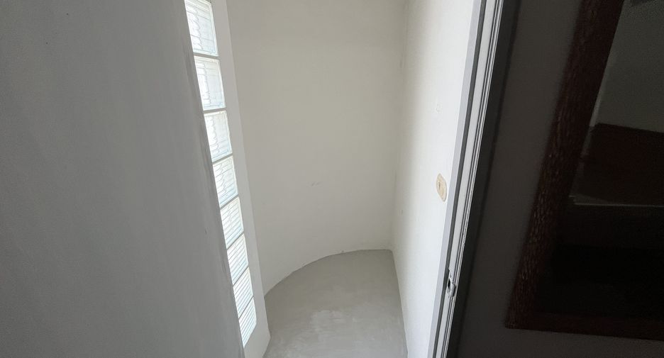 For rent 3 bedrooms apartment in Sathon, Bangkok