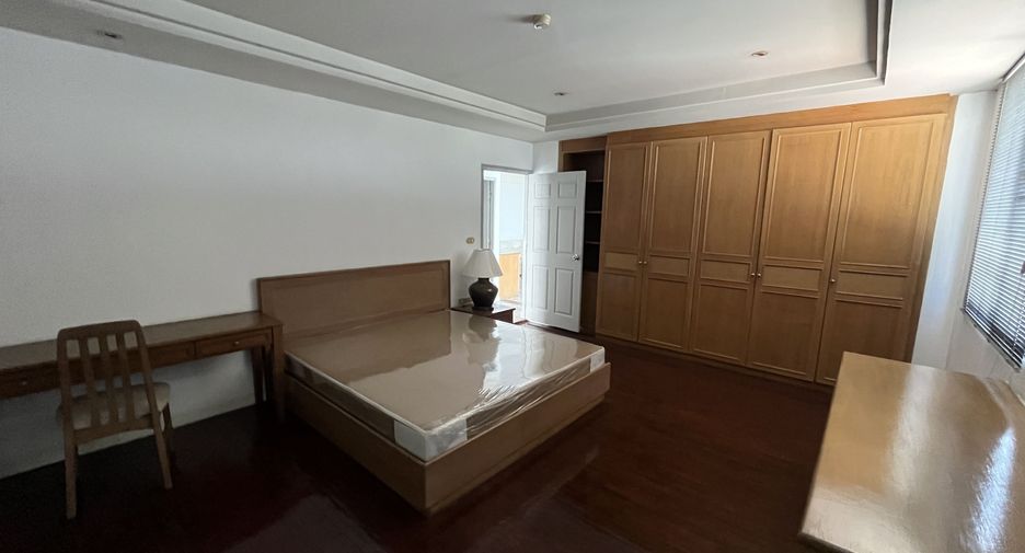 For rent 3 bedrooms apartment in Sathon, Bangkok
