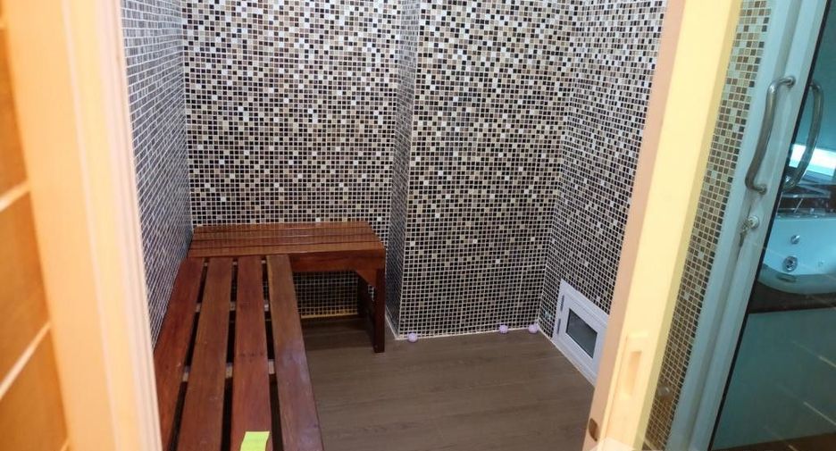 For rent 3 bedrooms townhouse in Watthana, Bangkok