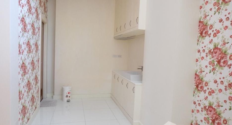 For rent 3 bedrooms townhouse in Watthana, Bangkok