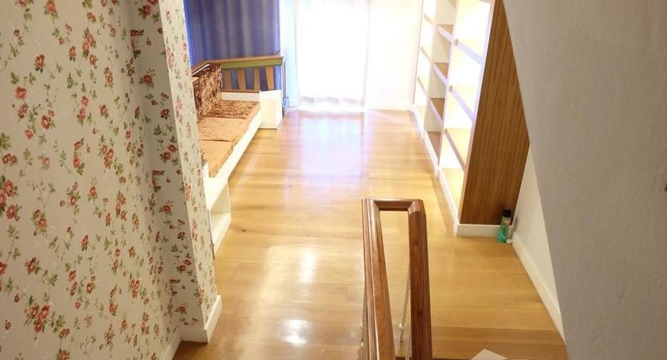 For rent 3 bedrooms townhouse in Watthana, Bangkok