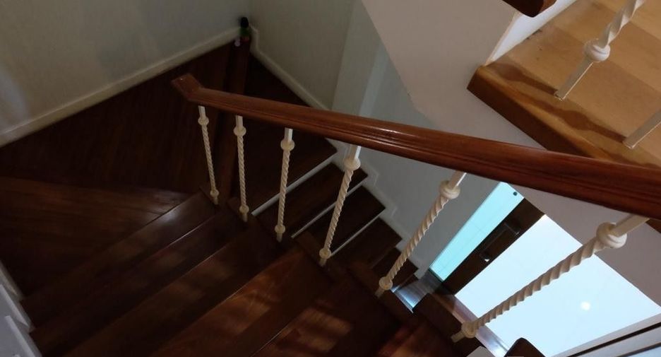 For rent 3 bedrooms townhouse in Watthana, Bangkok