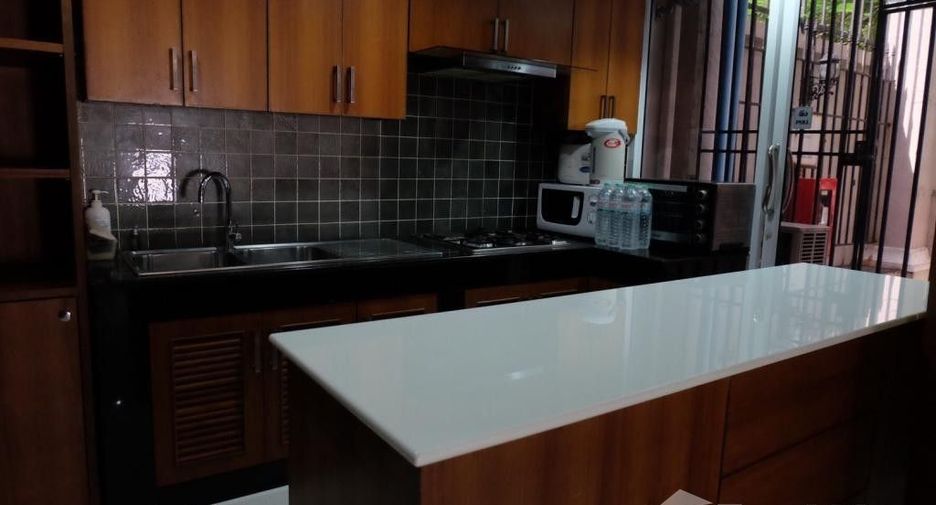 For rent 3 bedrooms townhouse in Watthana, Bangkok