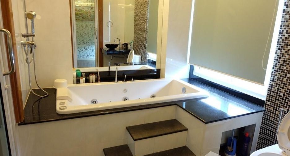 For rent 3 bedrooms townhouse in Watthana, Bangkok