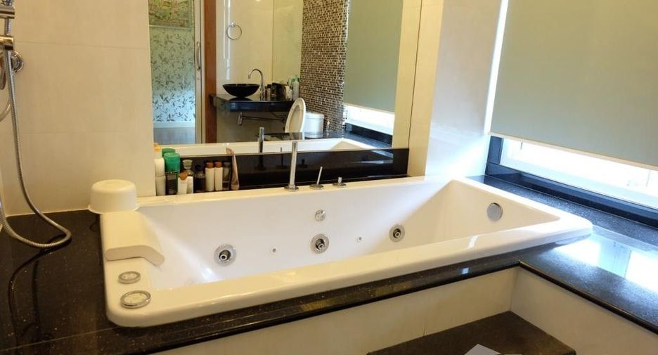 For rent 3 bedrooms townhouse in Watthana, Bangkok