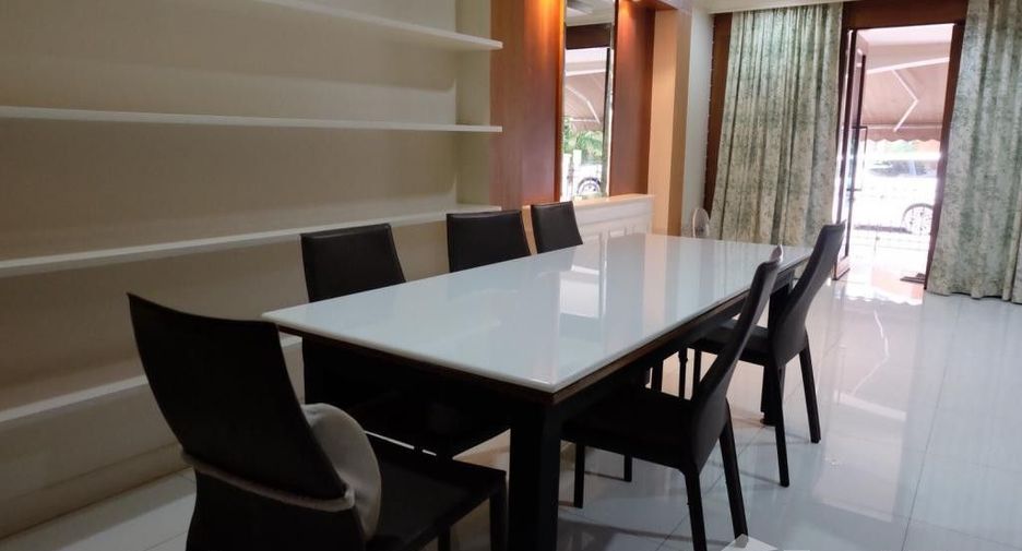 For rent 3 bedrooms townhouse in Watthana, Bangkok