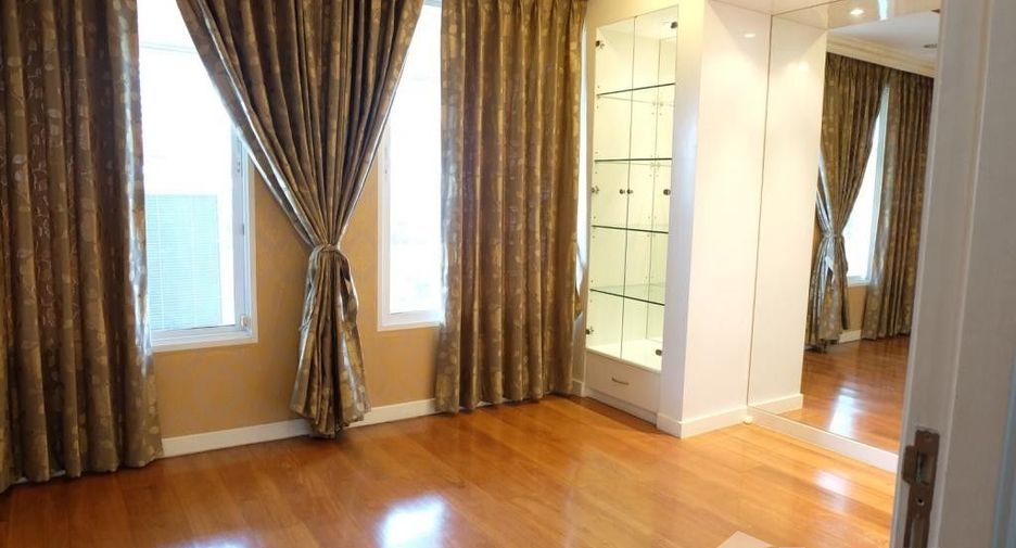 For rent 3 bedrooms townhouse in Watthana, Bangkok