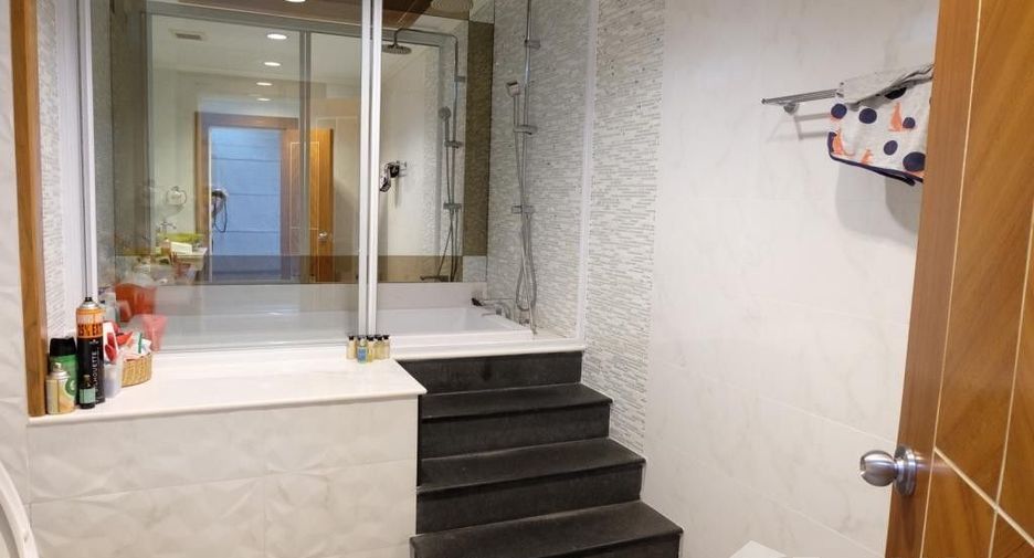 For rent 3 bedrooms townhouse in Watthana, Bangkok