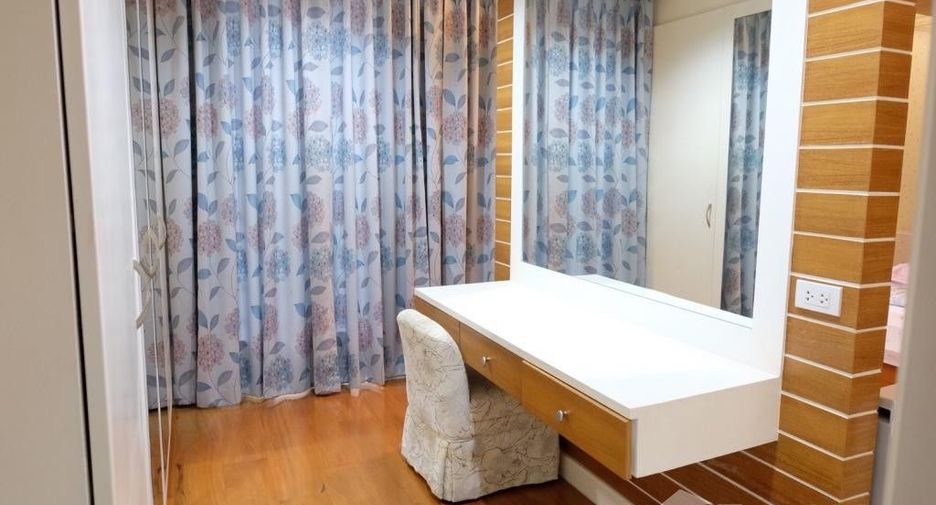 For rent 3 bedrooms townhouse in Watthana, Bangkok