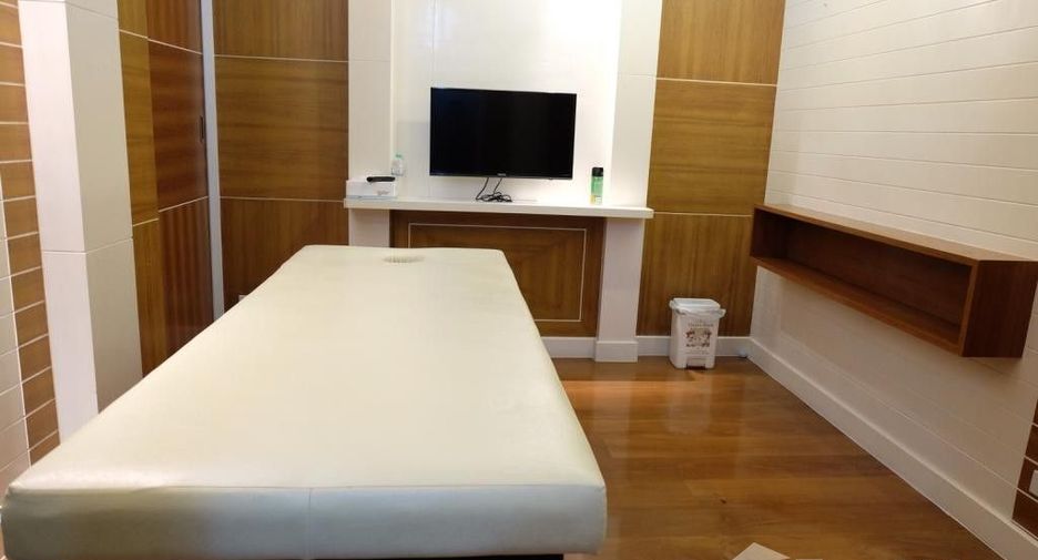For rent 3 bedrooms townhouse in Watthana, Bangkok