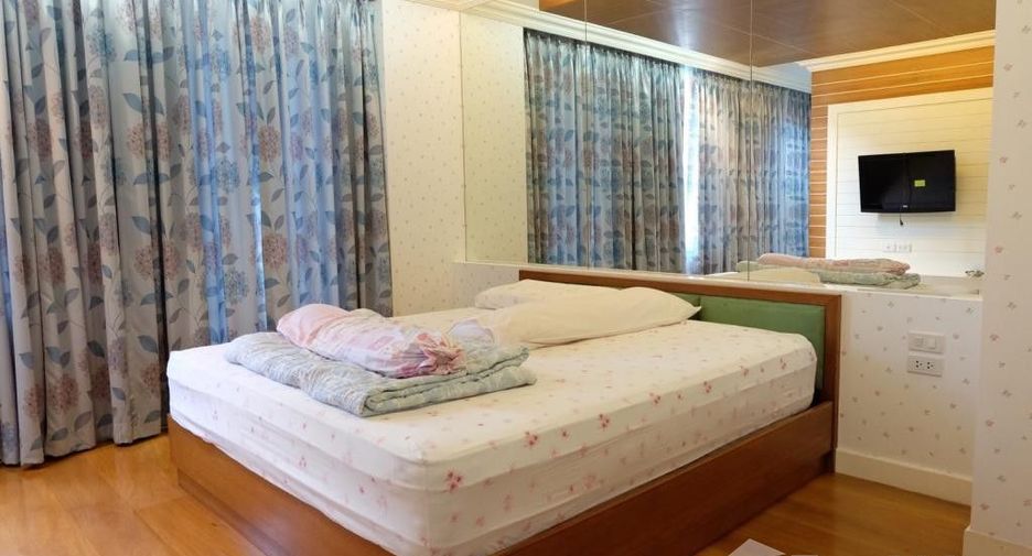For rent 3 bedrooms townhouse in Watthana, Bangkok