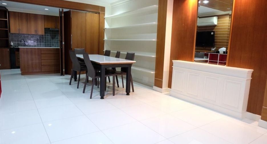 For rent 3 bedrooms townhouse in Watthana, Bangkok