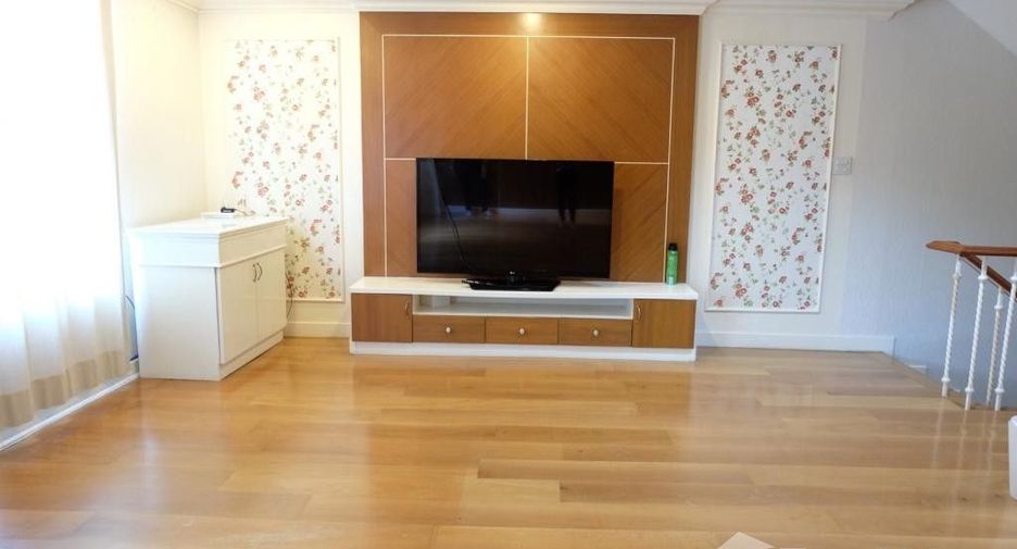 For rent 3 bedrooms townhouse in Watthana, Bangkok