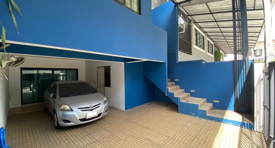 For rent 1 bed townhouse in Bang Kapi, Bangkok