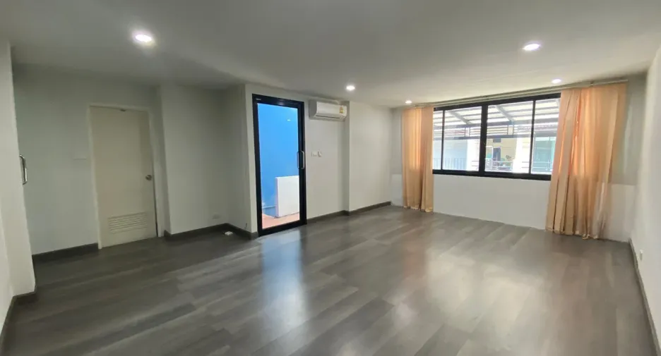 For rent 1 bed townhouse in Bang Kapi, Bangkok