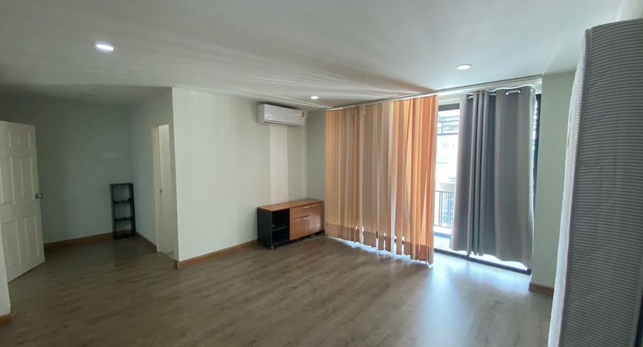 For rent 1 bed townhouse in Bang Kapi, Bangkok