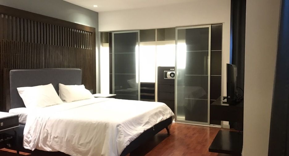 For rent 3 bedrooms condo in Watthana, Bangkok