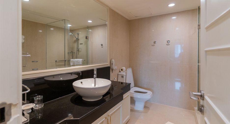 For rent 4 bedrooms apartment in Khlong Toei, Bangkok