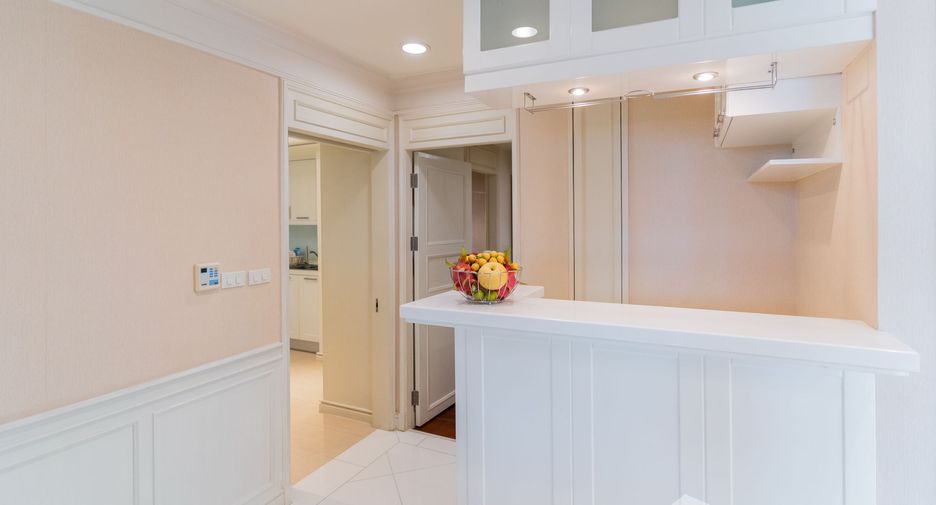 For rent 4 bedrooms apartment in Khlong Toei, Bangkok