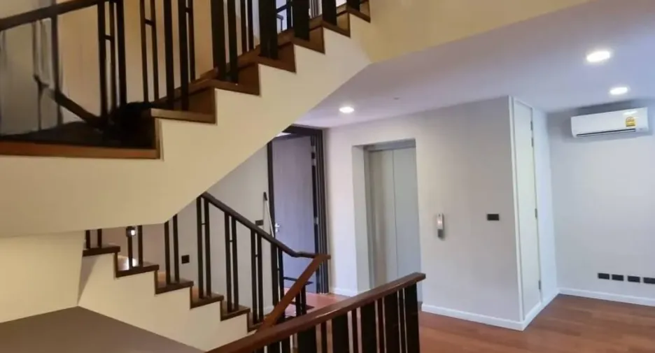 Reihenhaus zur Miete mit 5 Zimmer in Watthana, Bangkok