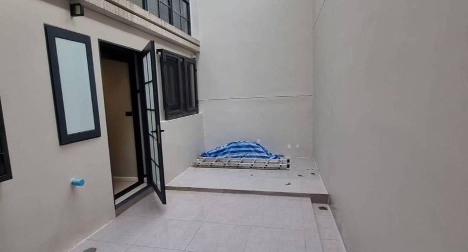Casa adosada en alquiler de 5 habitaciones en Watthana, Bangkok