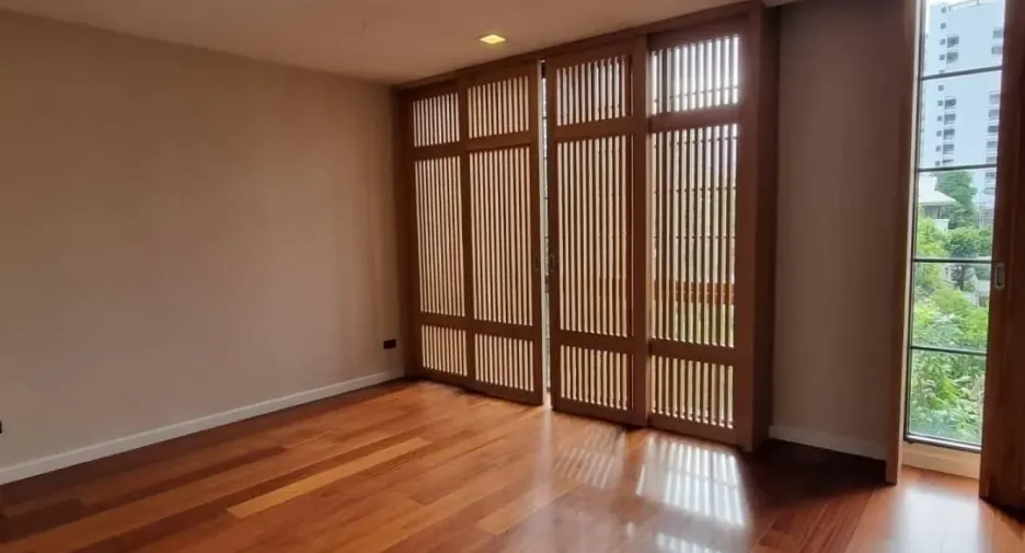 For rent 5 bedrooms townhouse in Watthana, Bangkok