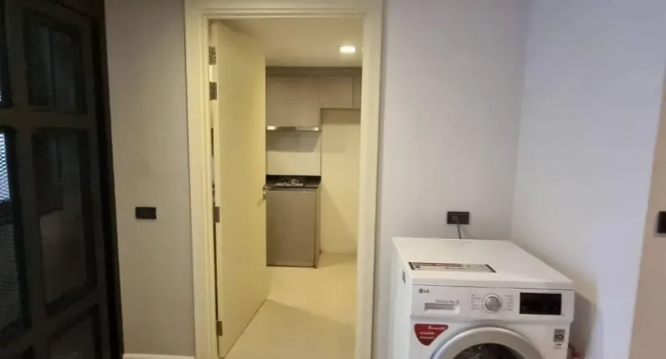 For rent 5 bedrooms townhouse in Watthana, Bangkok
