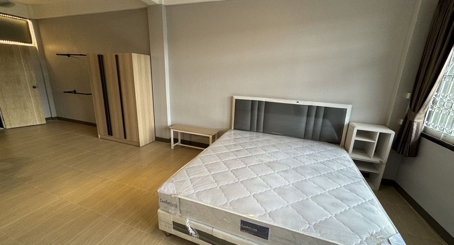 For rent 9 bedrooms retail Space in Thon Buri, Bangkok