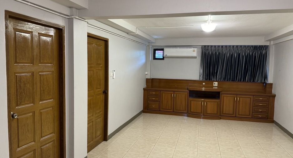 For rent 9 bedrooms retail Space in Thon Buri, Bangkok