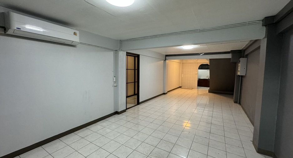 For rent 9 bedrooms retail Space in Thon Buri, Bangkok