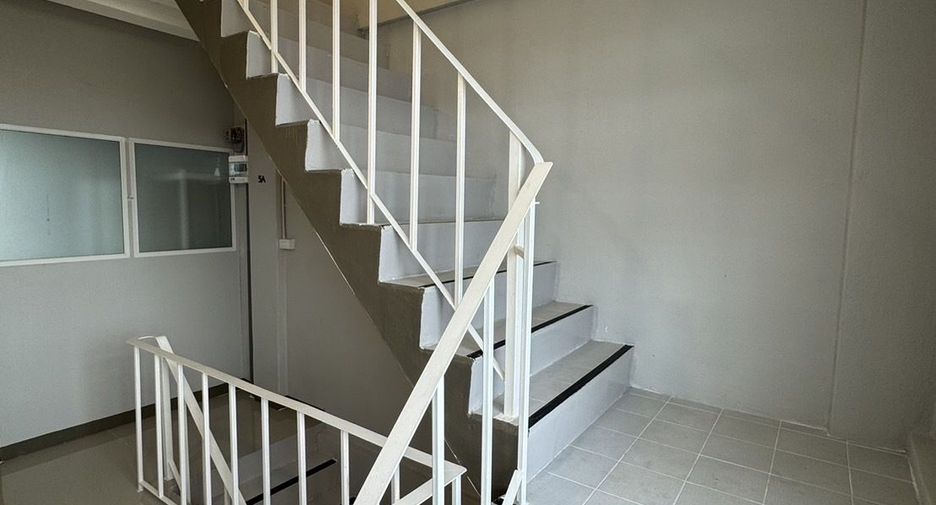 For rent 9 bedrooms retail Space in Thon Buri, Bangkok
