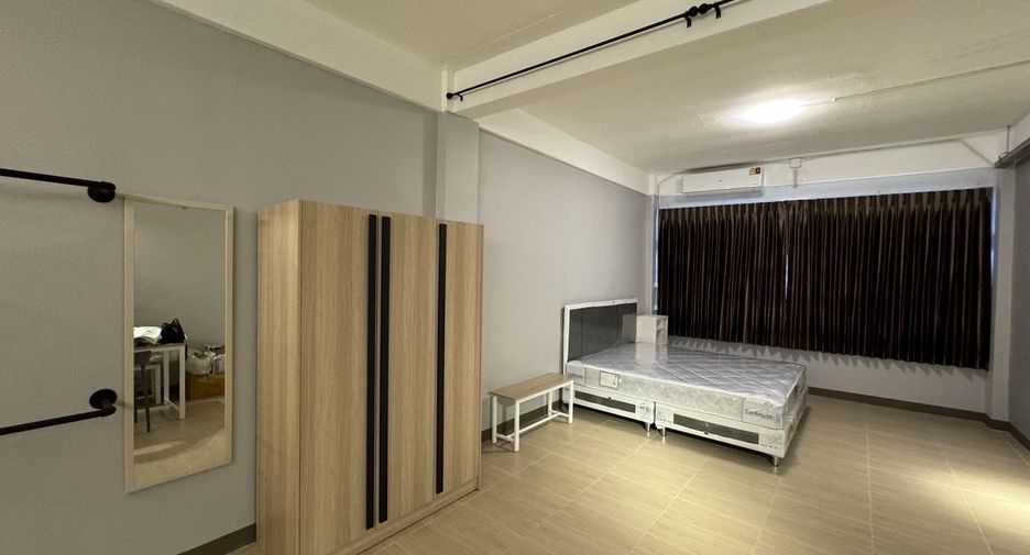 For rent 9 bedrooms retail Space in Thon Buri, Bangkok